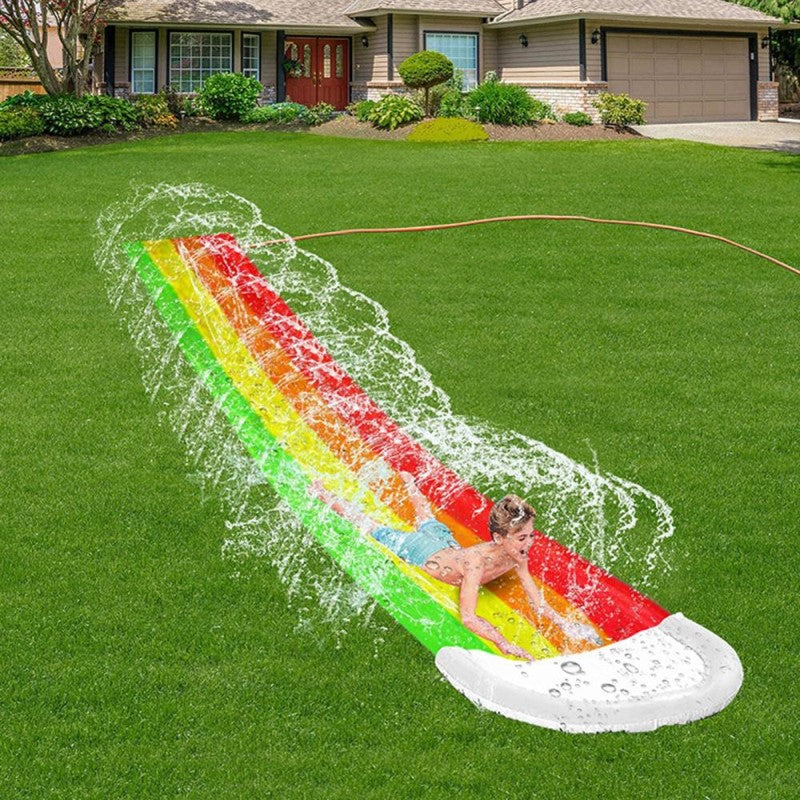 Waterglijbaan heerlijke speelse manier om af te koelen deze zomer in leuk regenboog patroon - Cara Camilla